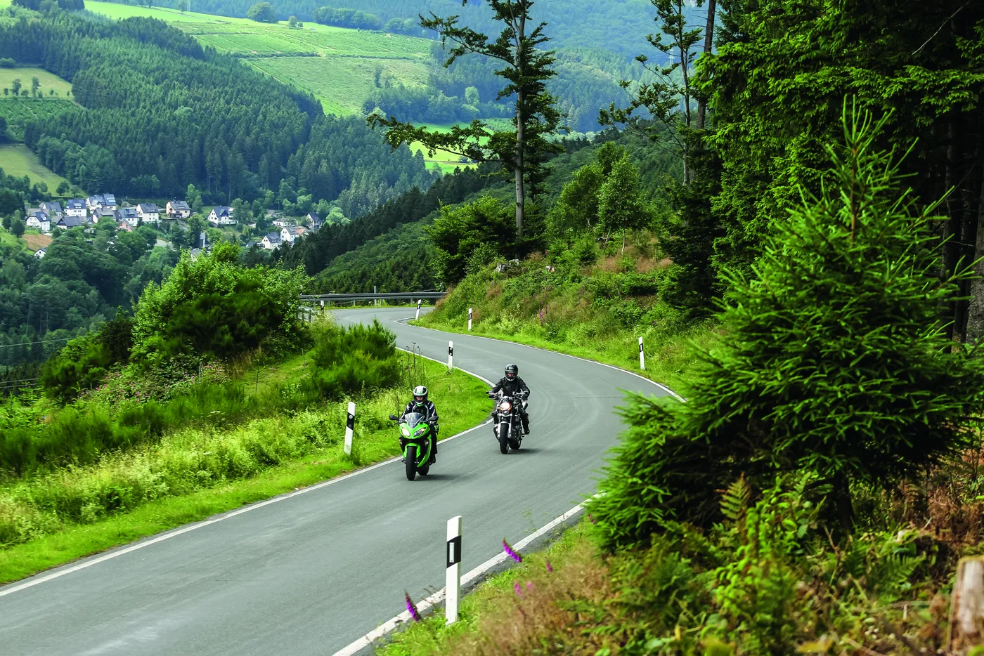 Abfahrt ins Tal mit Blick auf den Ort
