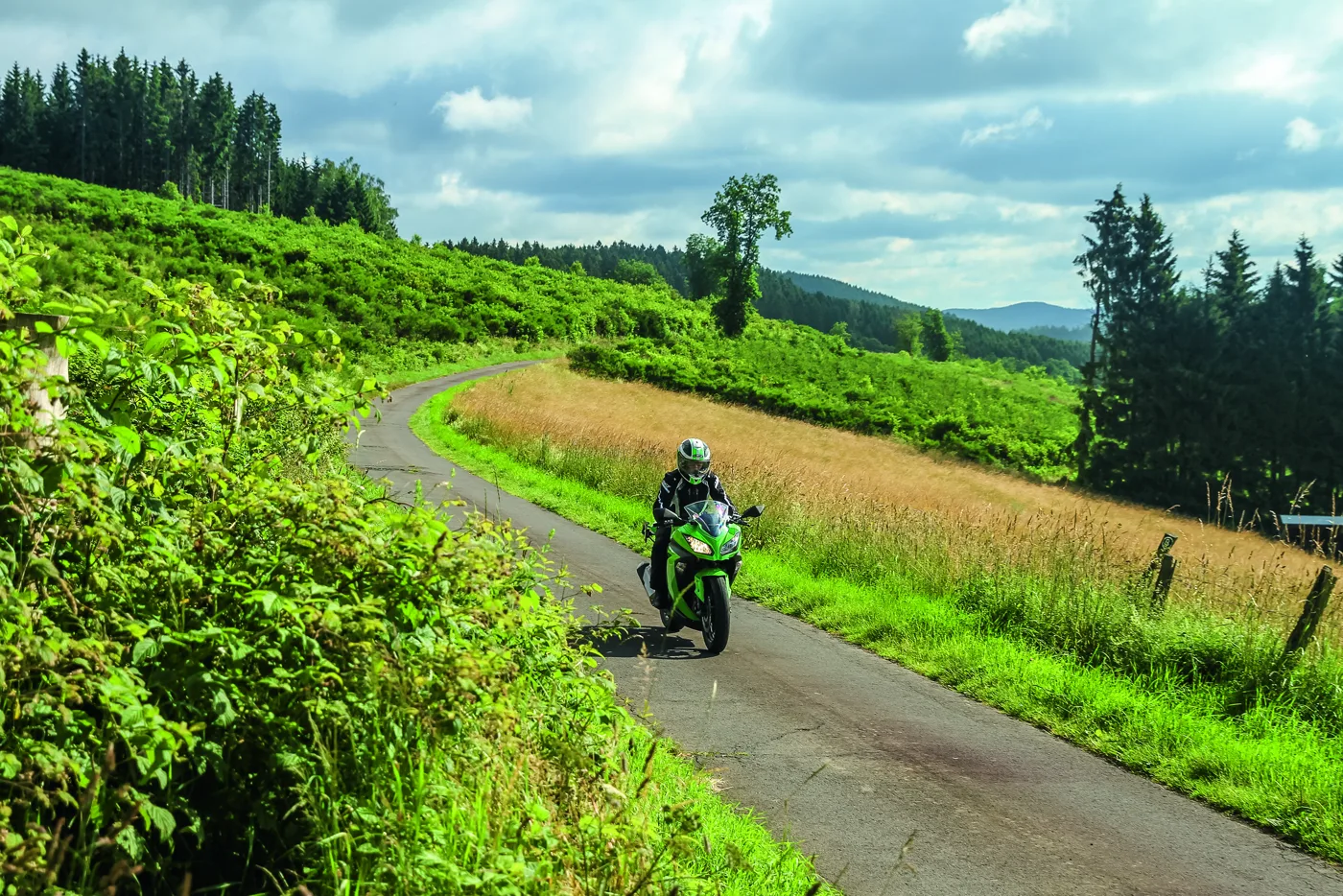 Fahrt vor der Hügelkulisse des Sauerlands