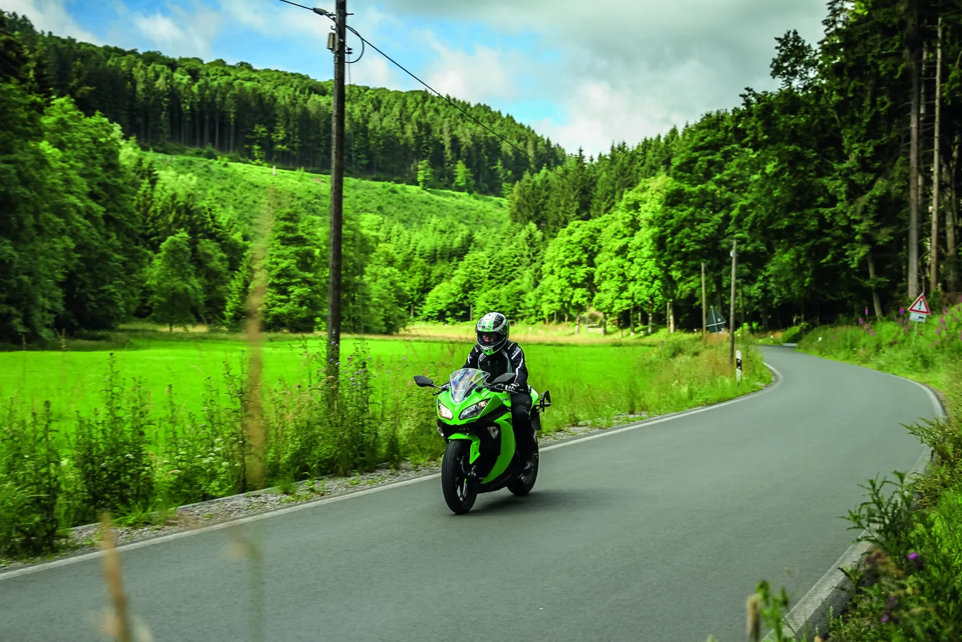 Landstraße durch das grüne Sauerland